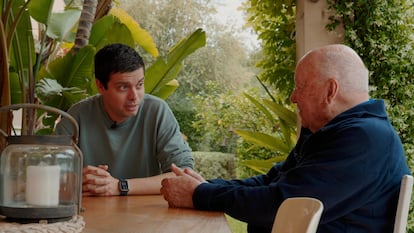 Pau Garcia-Milá, cofundador de Founderz, y Ramón Martín-Busutil, en la casa de este en Mallorca.