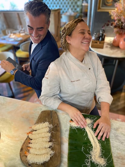 David García Collantes, dueño del restaurante  Divina Dolores, en Madrid, junto a Mireya Castillo, chef de verano, en una imagen cedida. 