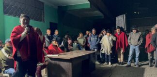 Unos ‘5.000 chats’ de tres policías retenidos en Cotopaxi, en manos de una comisión indígena que investiga el presunto intento de asesinato de Leonidas Iza | Política | Noticias