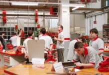 La tasa de jóvenes que encuentran trabajo al terminar sus estudios vuelve a caer en Europa 11 años después | Economía