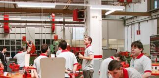 La tasa de jóvenes que encuentran trabajo al terminar sus estudios vuelve a caer en Europa 11 años después | Economía