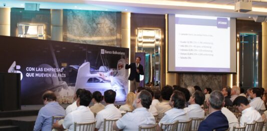 Banco Bolivariano impulsa el desarrollo del sector camaronero con análisis de perspectivas económicas