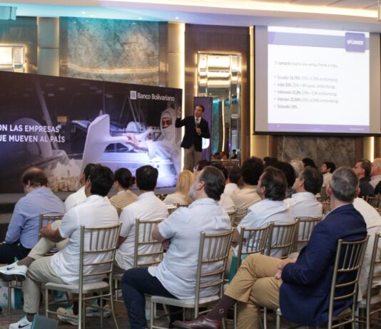 Banco Bolivariano impulsa el desarrollo del sector camaronero con análisis de perspectivas económicas