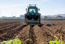 Comunidades y agricultores hacen piña para bloquear el recorte de las ayudas al campo | Economía