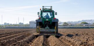 Comunidades y agricultores hacen piña para bloquear el recorte de las ayudas al campo | Economía