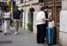 Cuando un piso se convierte en siete habitaciones: el auge de trocear viviendas para el alquiler turístico | Negocios