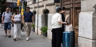 Cuando un piso se convierte en siete habitaciones: el auge de trocear viviendas para el alquiler turístico | Negocios