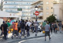 Calella se resiste a empadronar a 200 obreros de la reforma del Camp Nou | Economía