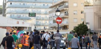 Calella se resiste a empadronar a 200 obreros de la reforma del Camp Nou | Economía