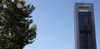 Un rascacielos, un jeque y un pelotazo en el cielo de Madrid | Negocios