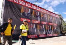 Una ‘empresa de andamios’ es investigada por levantar las estructuras metálicas con las caras de los jueces de la Corte Constitucional | Política | Noticias