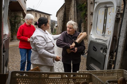 Zianny Mora Zianny Mora despacha pan en Chanos (Zamora).

