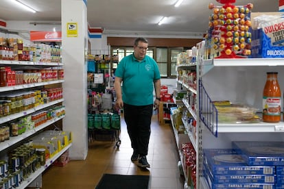 José Antonio Montesinos en su supermercado de Lubián (Zamora). 
