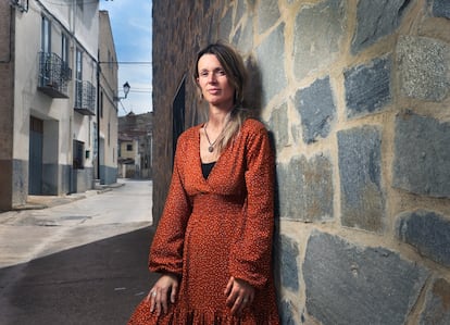 Susana Marco, en la calle de El Poyo del Cid (Teruel) donde tiene su negocio de productos cosméticos.