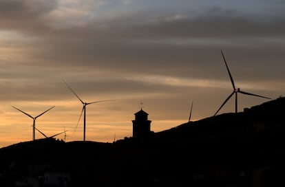 Molinos eólicos en la localidad de Rudilla (Teruel). 