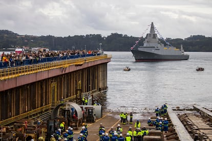 La Fragata F-111 'Bonifaz' surcando las aguas por primera vez.