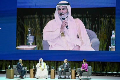 El secretario general de la Organización de Países Exportadores de Petróleo (OPEP), Haitham al-Ghais (segundo por la izquierda), habla durante la conferencia Energy Asia en Kuala Lumpur el pasado 16 de junio.