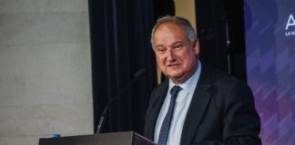 La industria solar pide ayuda al Gobierno para salvar 1.200 millones de exportación afectada por los aranceles de Trump | Economía