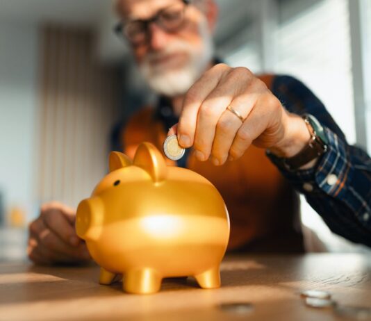 Los españoles acumulan más de un billón de euros atrapados en cuentas sin remunerar | Economía