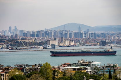 Un petrolero navega por el Bósforo, en Estambul, el domingo 13 de abril. 