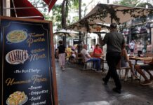 El final de la temporada alta del turismo eleva el paro en 22.000 personas en agosto mientras se pierden 200.000 empleos | Economía