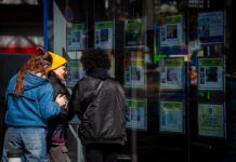 Sánchez anuncia una nueva ayuda de alquiler con opción a compra de 30.000 euros para jóvenes | Economía