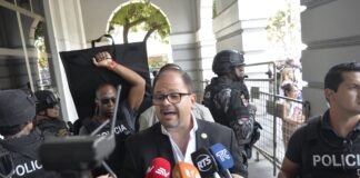 Ministro John Reimberg arremete contra la Corte Constitucional en la marcha por la paz y la justicia realizada en Guayaquil | Política | Noticias