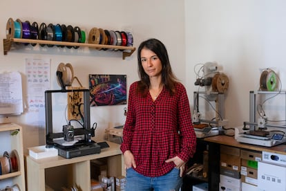 Vanesa Cortegoso en su taller de impresión
de Hermisende (Zamora). 