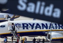 El recorte de plazas de Ryanair alerta a una docena de aeropuertos con alta dependencia de la ‘low cost’ | Economía