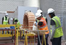 El Gobierno limitará a tres el máximo de contratos formativos en centros de trabajo de hasta diez empleados | Economía