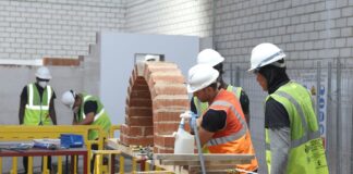 El Gobierno limitará a tres el máximo de contratos formativos en centros de trabajo de hasta diez empleados | Economía