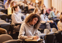 ¿Hay demasiada teoría en la universidad? El reto de pasar del monólogo a la participación en la era de la IA | Formación | Economía