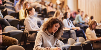 ¿Hay demasiada teoría en la universidad? El reto de pasar del monólogo a la participación en la era de la IA | Formación | Economía