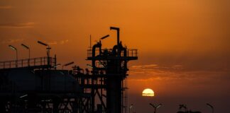 El gran dilema de los señores del petróleo: cómo mantener su poder en la era de la electricidad | Negocios