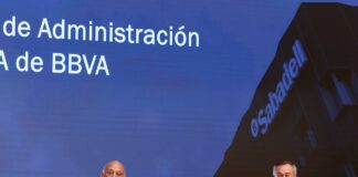 El Sabadell y el BBVA esperan en vilo la decisión del consejero díscolo tras la mejora de la opa | Economía