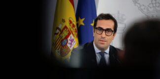 El Gobierno eleva el crecimiento económico de este año una décima, hasta el 2,7% | Economía