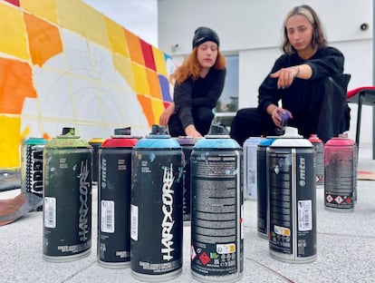 Dos alumnas en un taller de grafiti en Madrid.