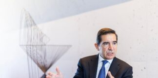 Carlos Torres vuelve a fracasar en la gran ambición que marcará su mandato: absorber al Banco Sabadell | Economía