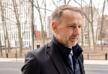 De vivir a todo trapo a recoger basura: la caída a los infiernos de un banquero estrella | Negocios