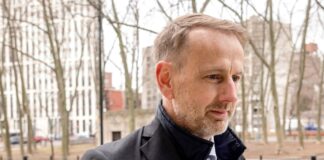 De vivir a todo trapo a recoger basura: la caída a los infiernos de un banquero estrella | Negocios