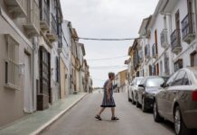 La pobreza crónica aumenta en España: 6,7 millones de personas viven en la precariedad | Economía