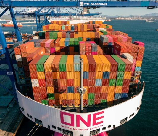 Las exportaciones españolas recuperan el pulso con el mejor octubre de su historia | Economía