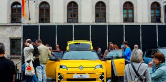 Las plantas de Renault España se juegan la asignación de sus primeros eléctricos en la negociación del nuevo convenio | Empresas