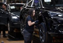 Los dos extremos del mercado laboral: acelerón en la industria y retroceso en empleo doméstico | Economía