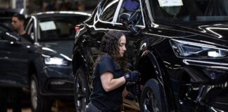 Los dos extremos del mercado laboral: acelerón en la industria y retroceso en empleo doméstico | Economía