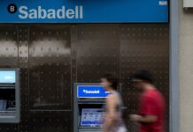 El rechazo de los clientes accionistas del Sabadell a la opa complica al BBVA superar el 50% | Economía