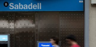 El rechazo de los clientes accionistas del Sabadell a la opa complica al BBVA superar el 50% | Economía