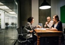 Seis de cada diez directivas en España han sufrido discriminación salarial | Economía