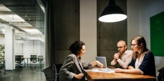 Seis de cada diez directivas en España han sufrido discriminación salarial | Economía