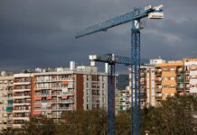 Competencia inicia una consulta pública sobre la transformación urbanística del suelo para vivienda en España | Economía